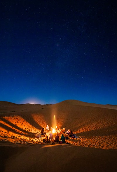 晚上人们坐在篝火旁